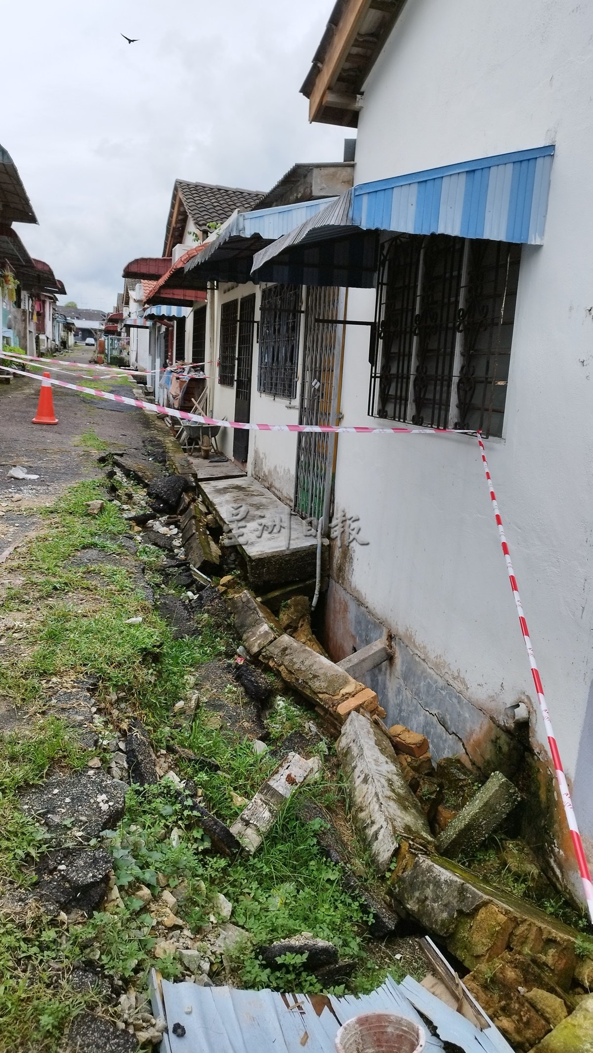 **已签发**柔：第二版头条：【民生特工队】：沙令建业花园1、3路后巷水沟修复工程引塌墙，居民促还一个安全的家