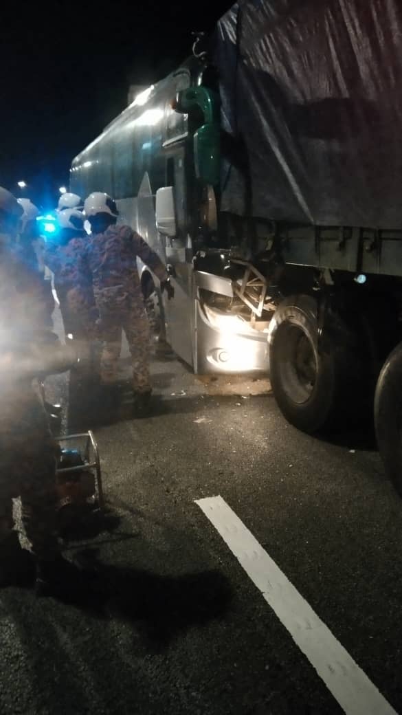 巴士司机夹在座位受重伤 南北大道近怡保处巴士撞罗里