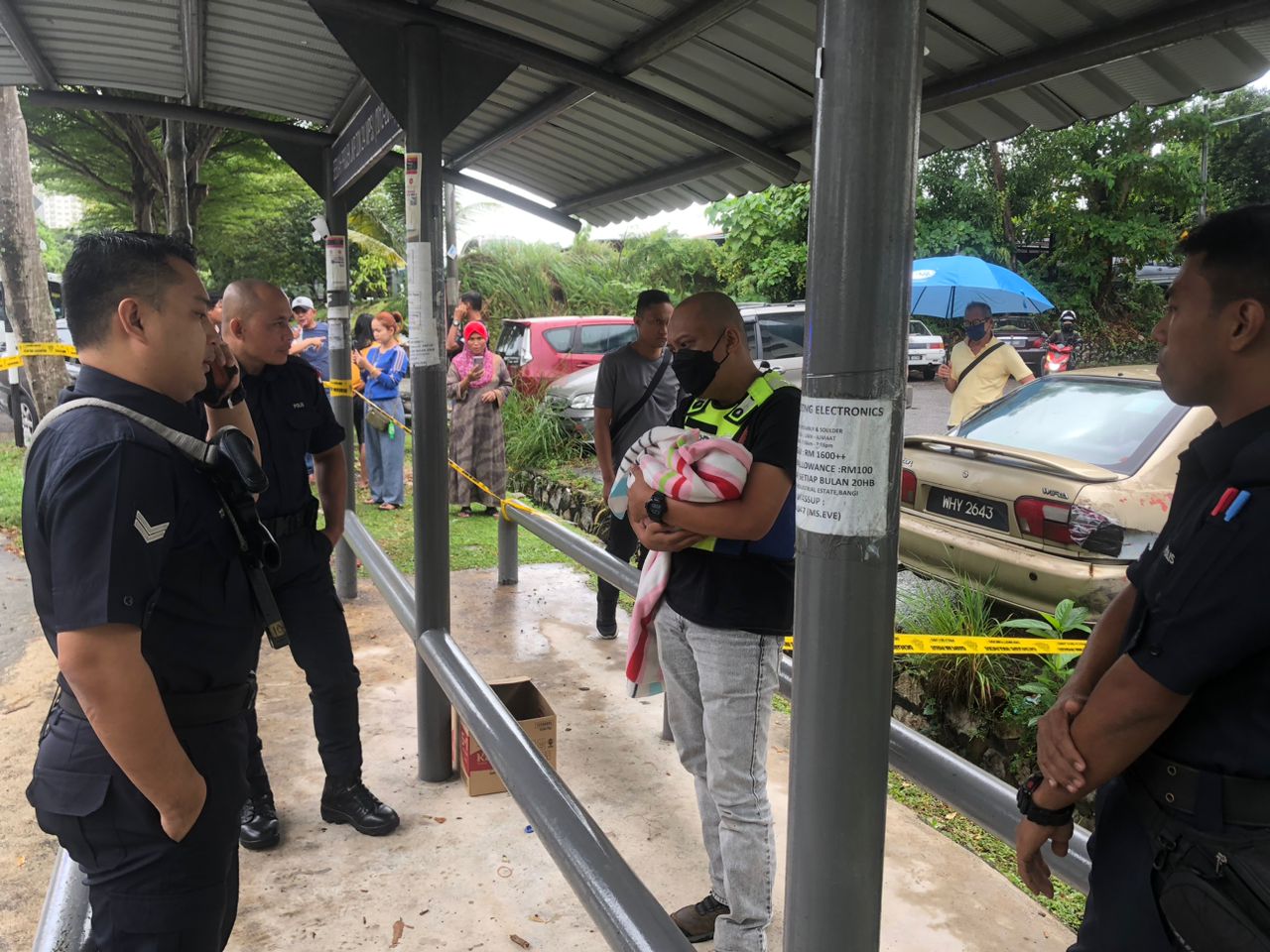 巴士站发现弃婴·装在纸箱里