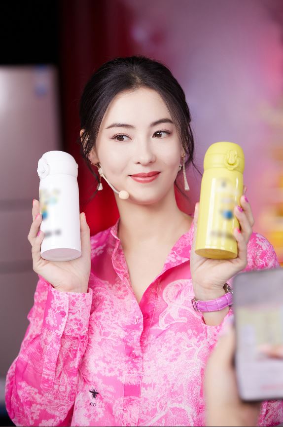 张柏芝直播带货刷脸吸6千万  网酸：普通话都说不好