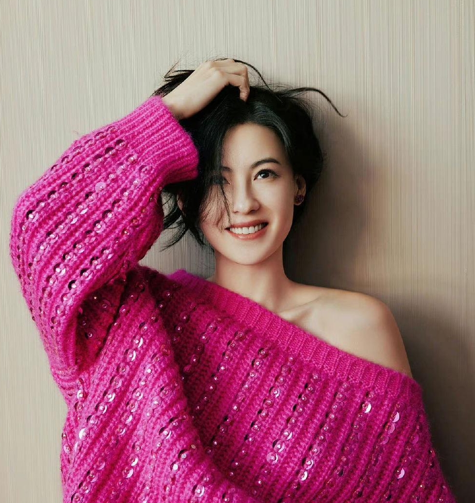 张柏芝直播带货刷脸吸6千万  网酸：普通话都说不好