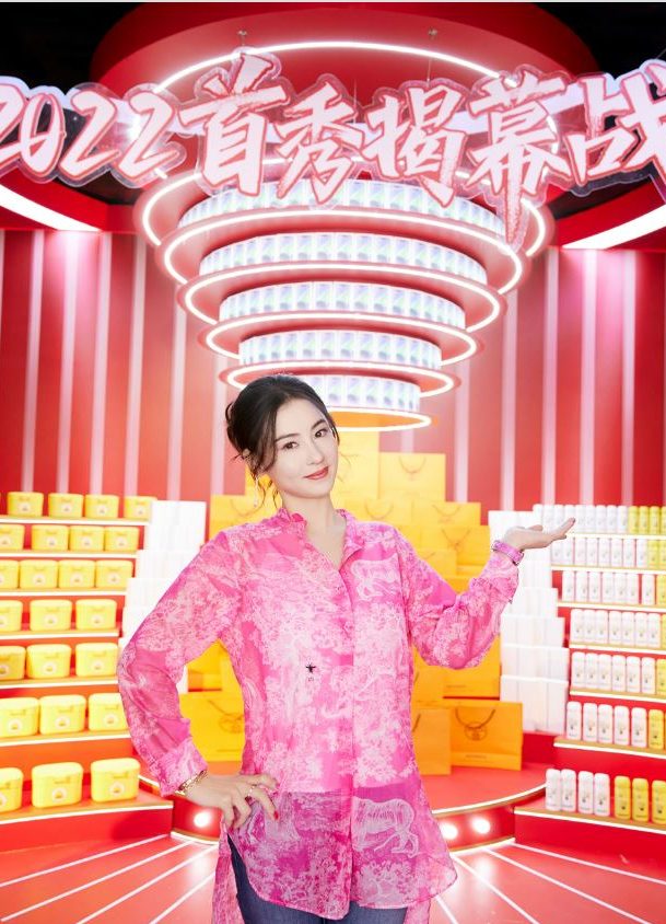 张柏芝直播带货刷脸吸6千万  网酸：普通话都说不好