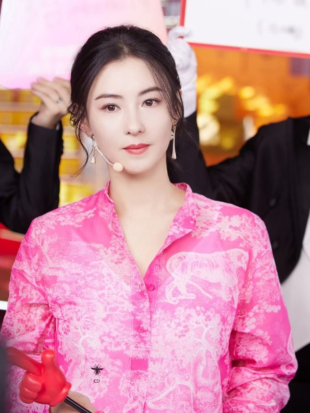 张柏芝直播带货刷脸吸6千万  网酸：普通话都说不好