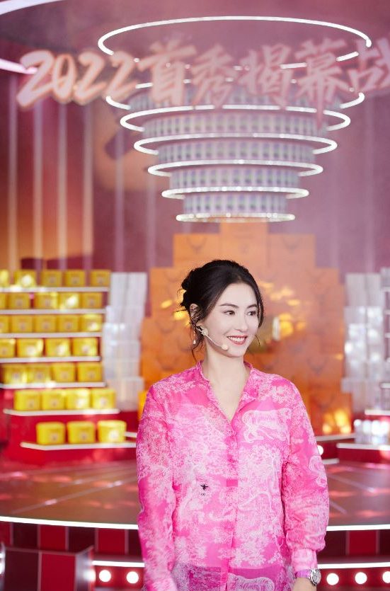 张柏芝直播带货刷脸吸6千万  网酸：普通话都说不好