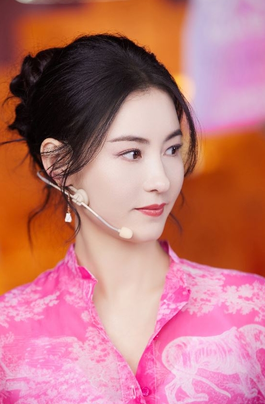 张柏芝直播带货刷脸吸6千万  网酸：普通话都说不好