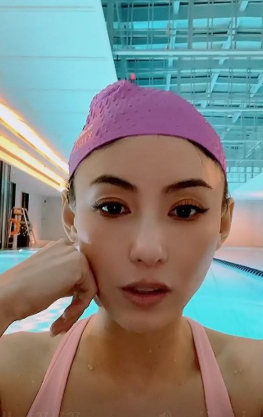 张柏芝直播带货刷脸吸6千万  网酸：普通话都说不好