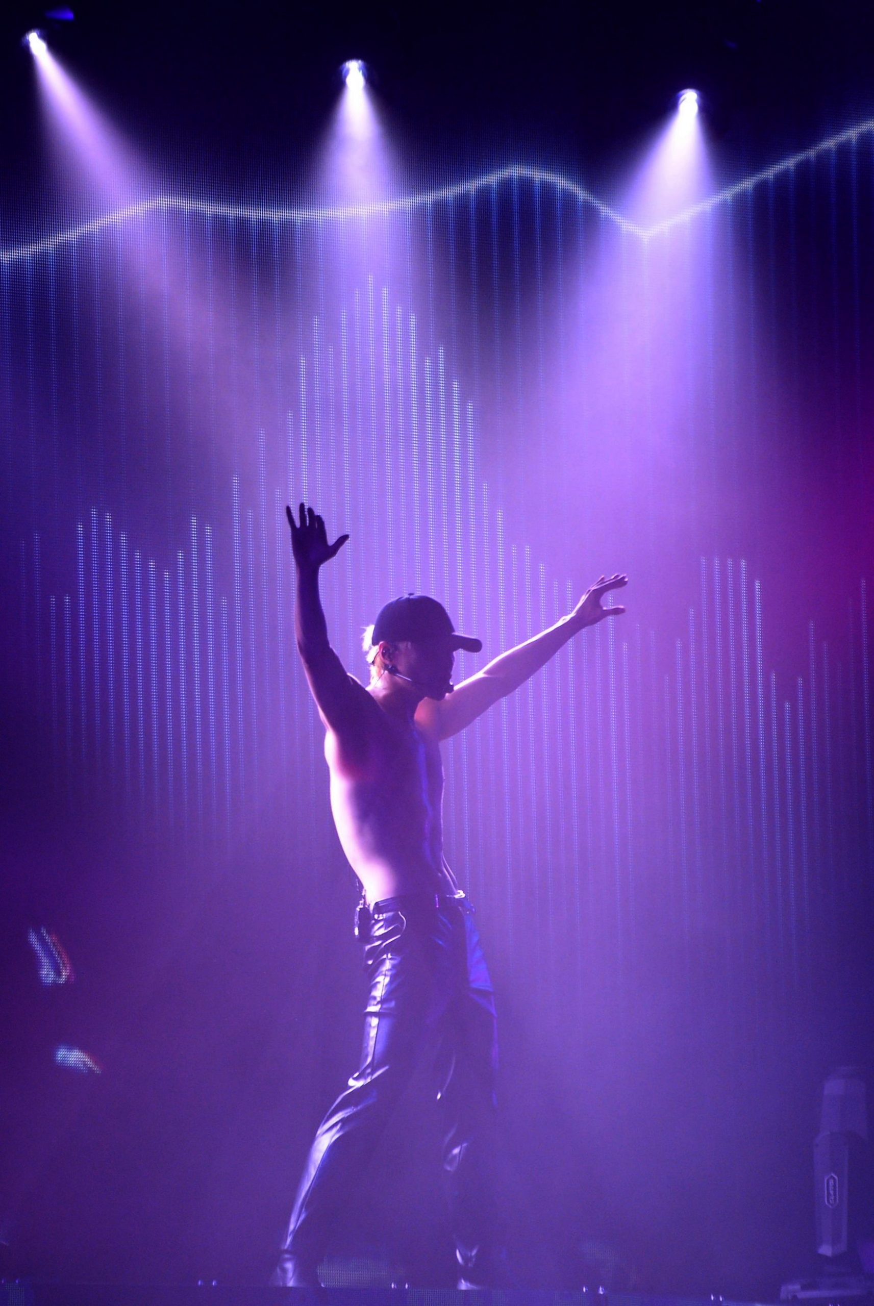 张艺兴脱衣露肌送福利   即兴High唱Satay Sedap