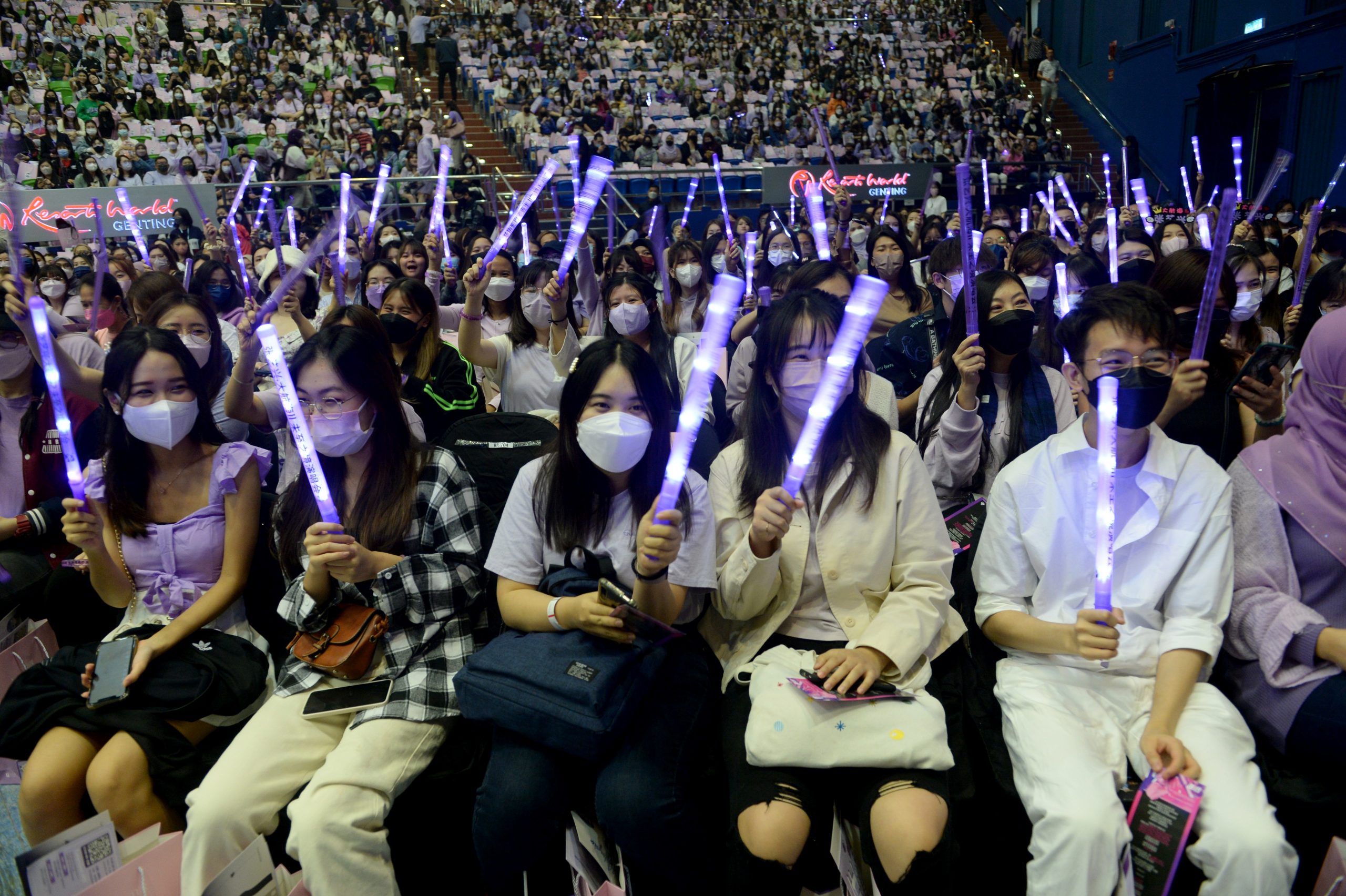 张艺兴脱衣露肌送福利   即兴High唱Satay Sedap