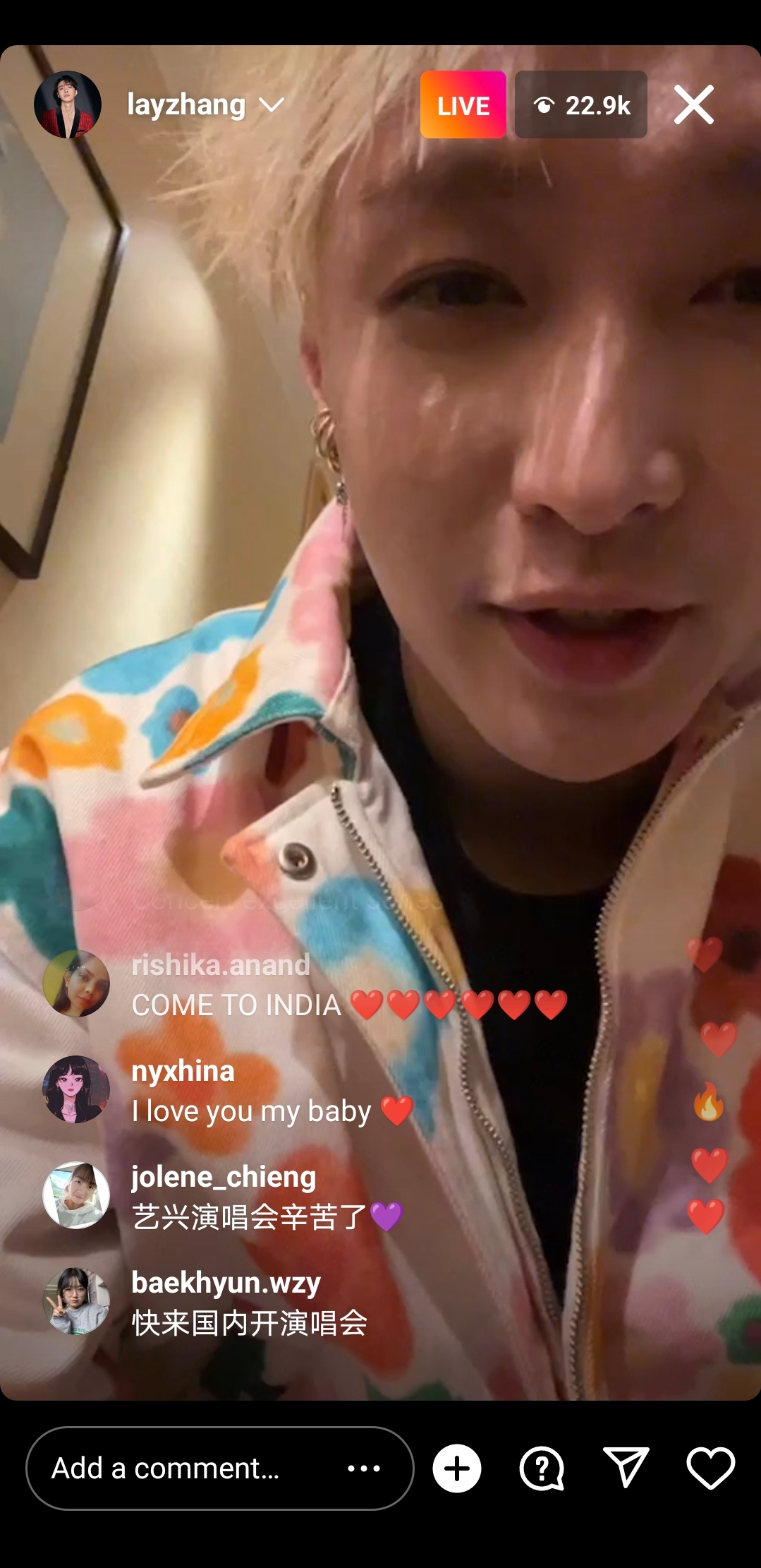 张艺兴脱衣露肌送福利   即兴High唱Satay Sedap