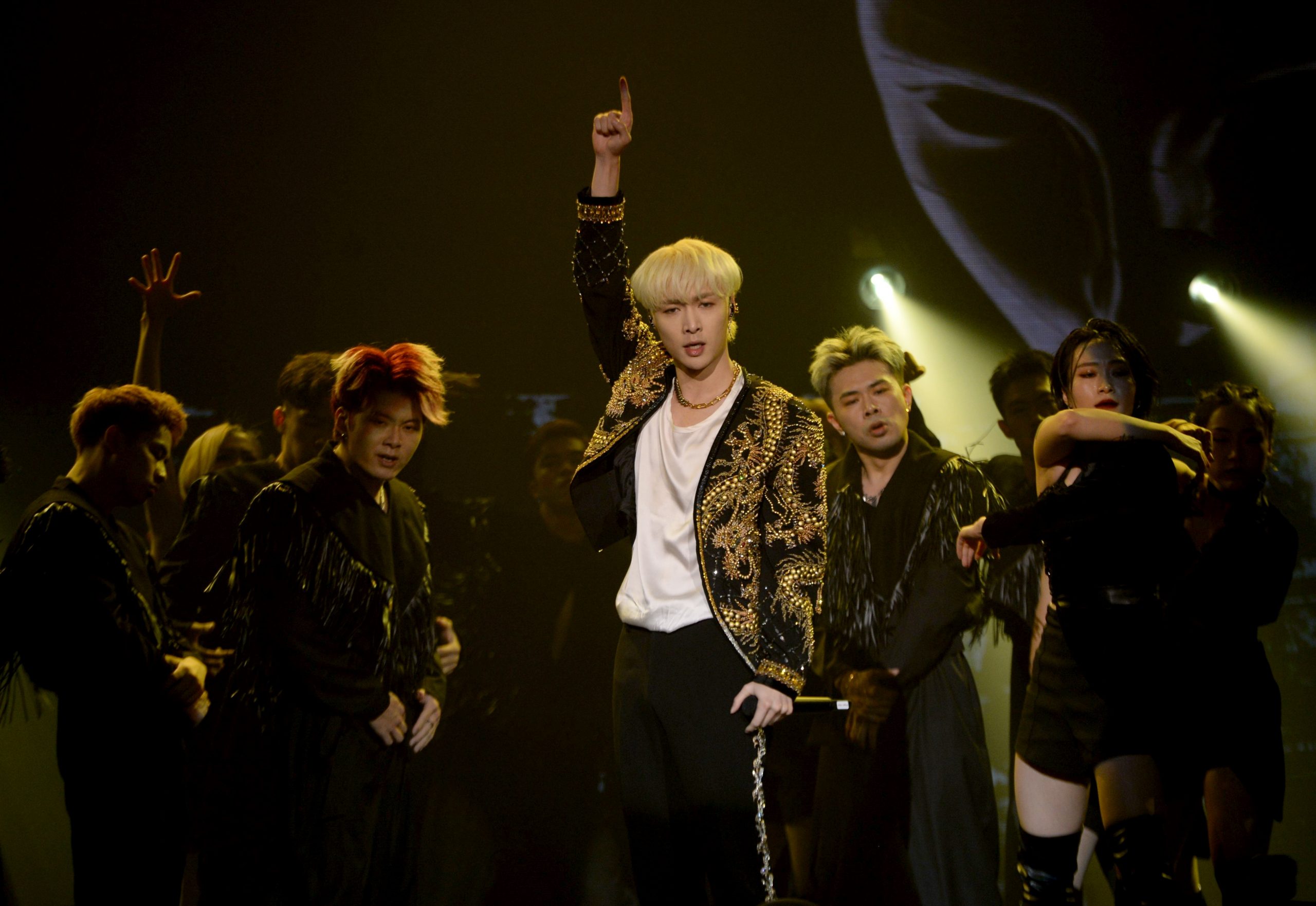 张艺兴脱衣露肌送福利   即兴High唱Satay Sedap