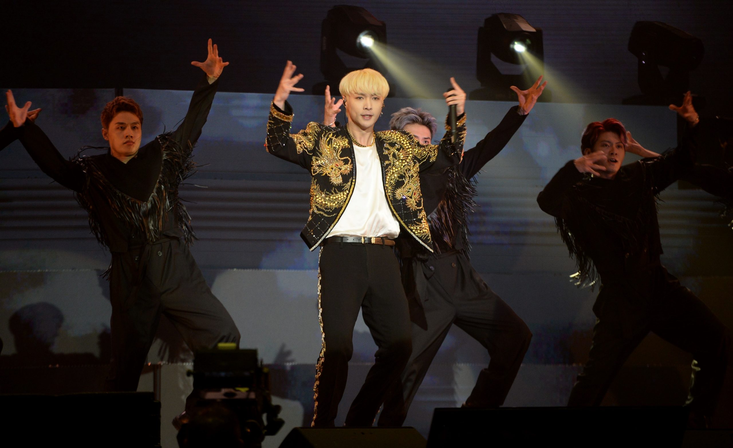 张艺兴脱衣露肌送福利   即兴High唱Satay Sedap