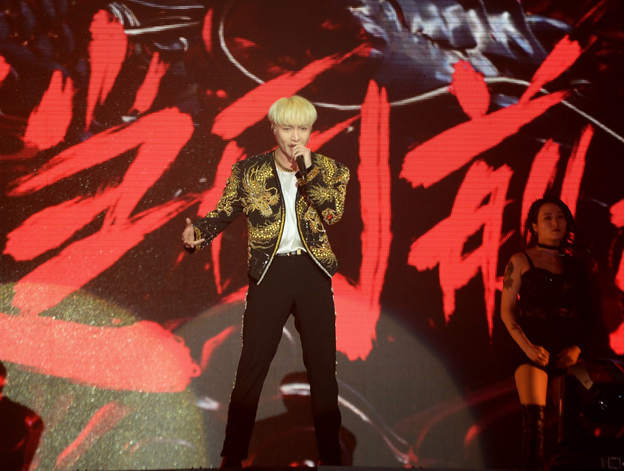 张艺兴脱衣露肌送福利   即兴High唱Satay Sedap