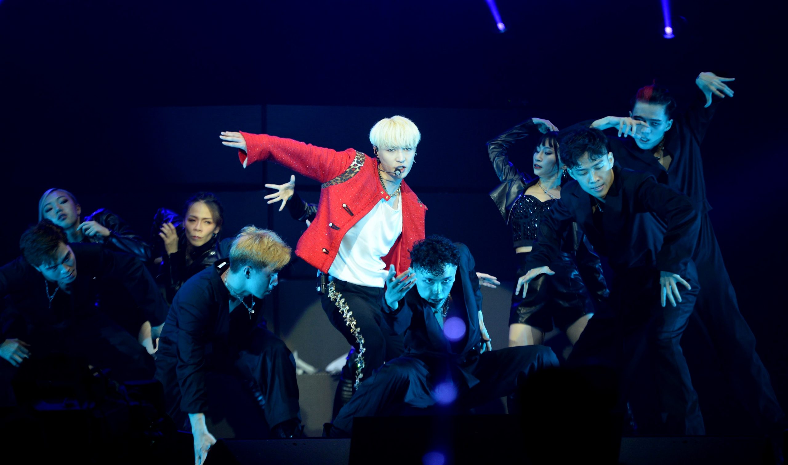 张艺兴脱衣露肌送福利   即兴High唱Satay Sedap