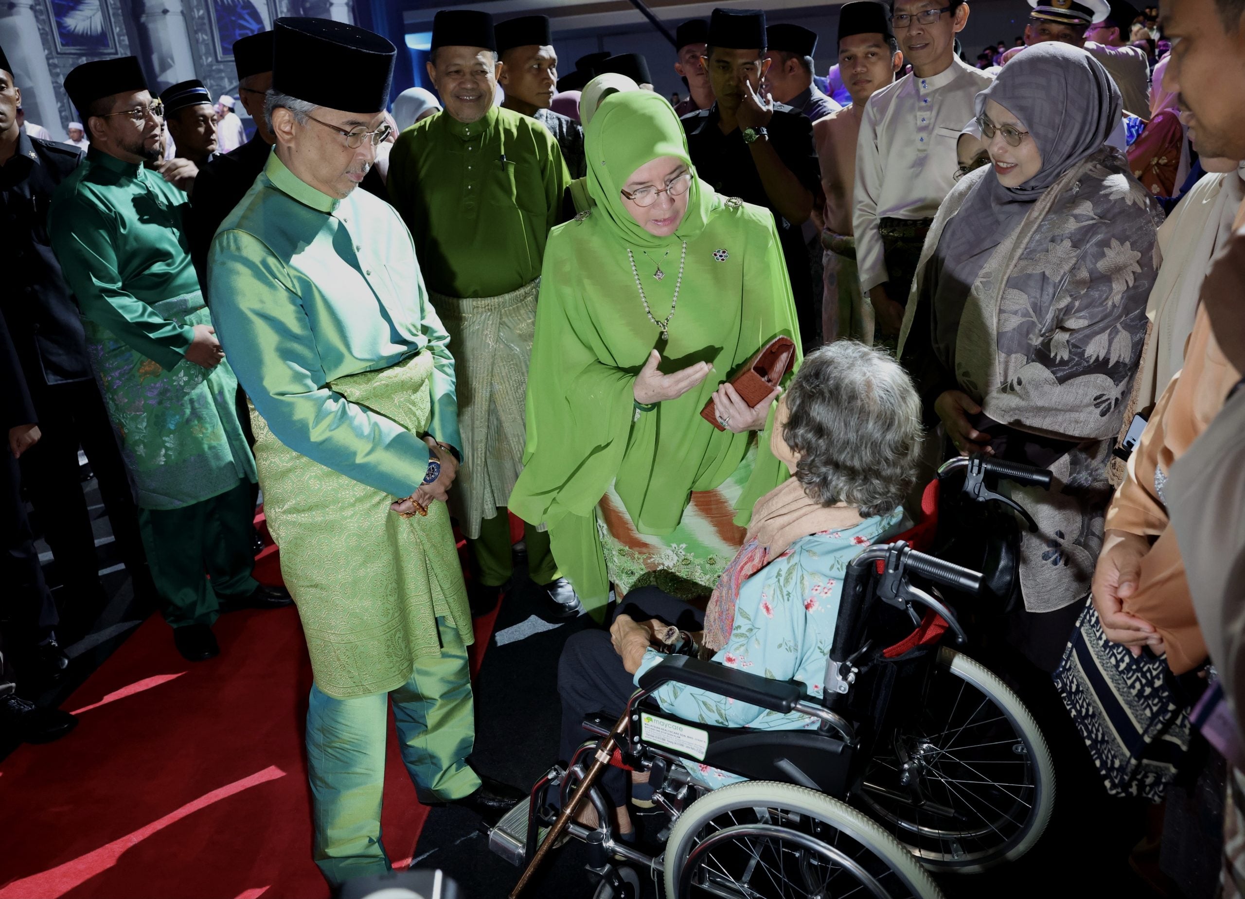 徐荷兰带大马来女婴·元首颁大马一家模范母亲奖!