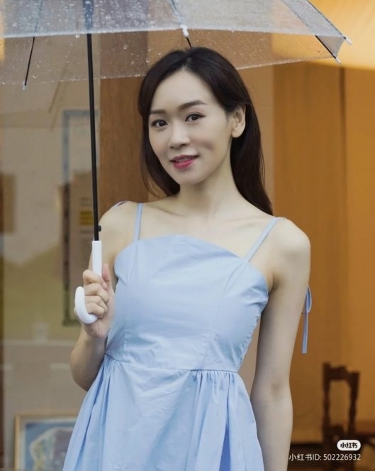 怀第3胎? 杨思琦松身裙飘孕味