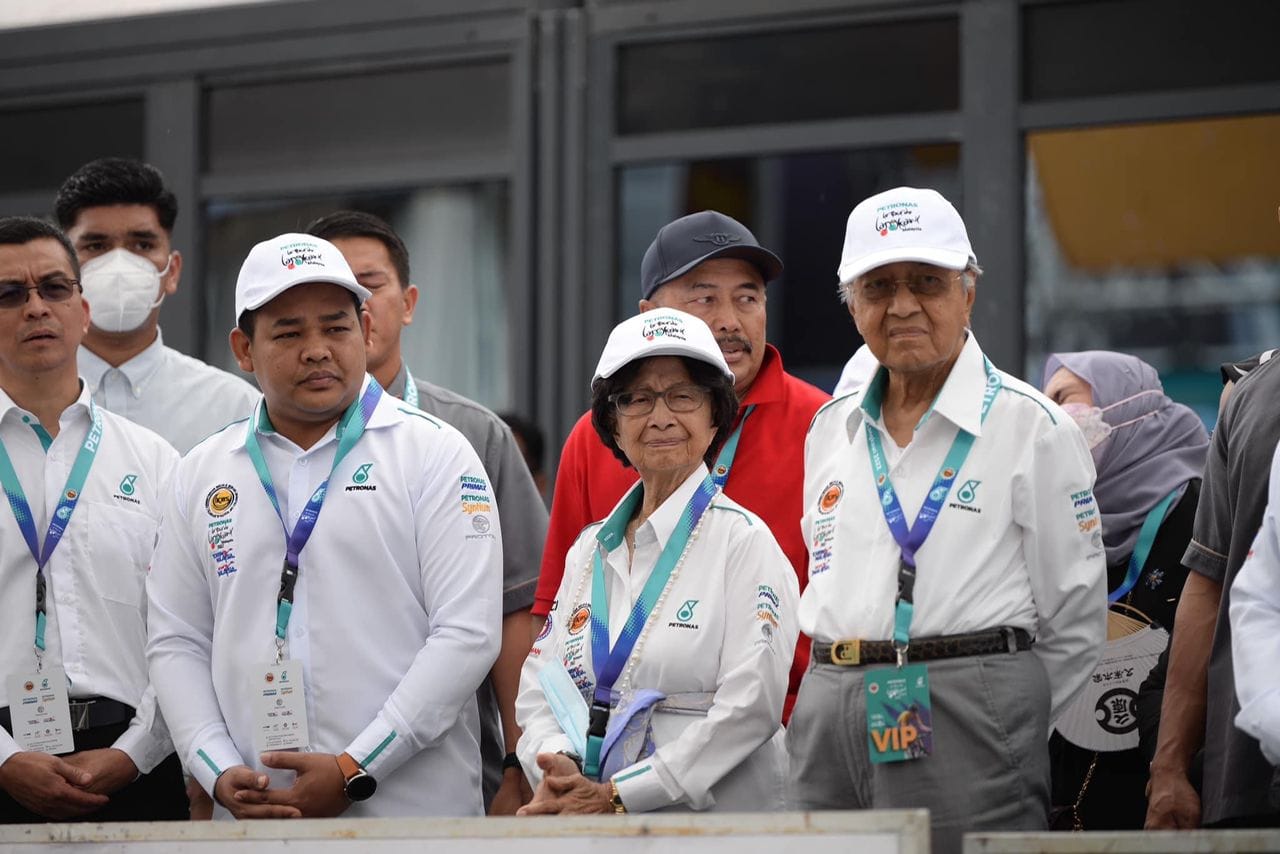 怕敦马跌倒阻民近身 茜蒂:“他人前挺拔人后显疲态”