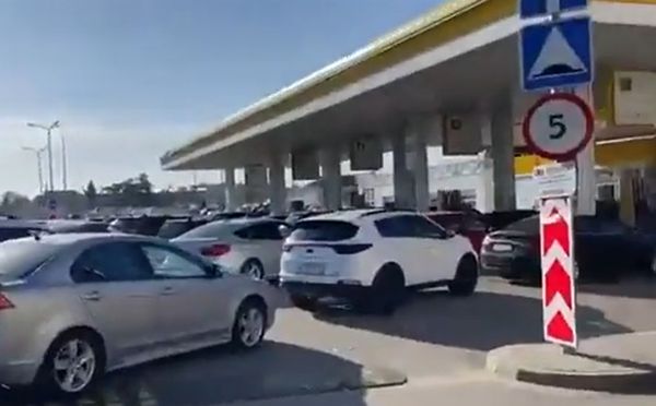 怕燃料短缺油站现车龙 克里米亚政府派定心丸