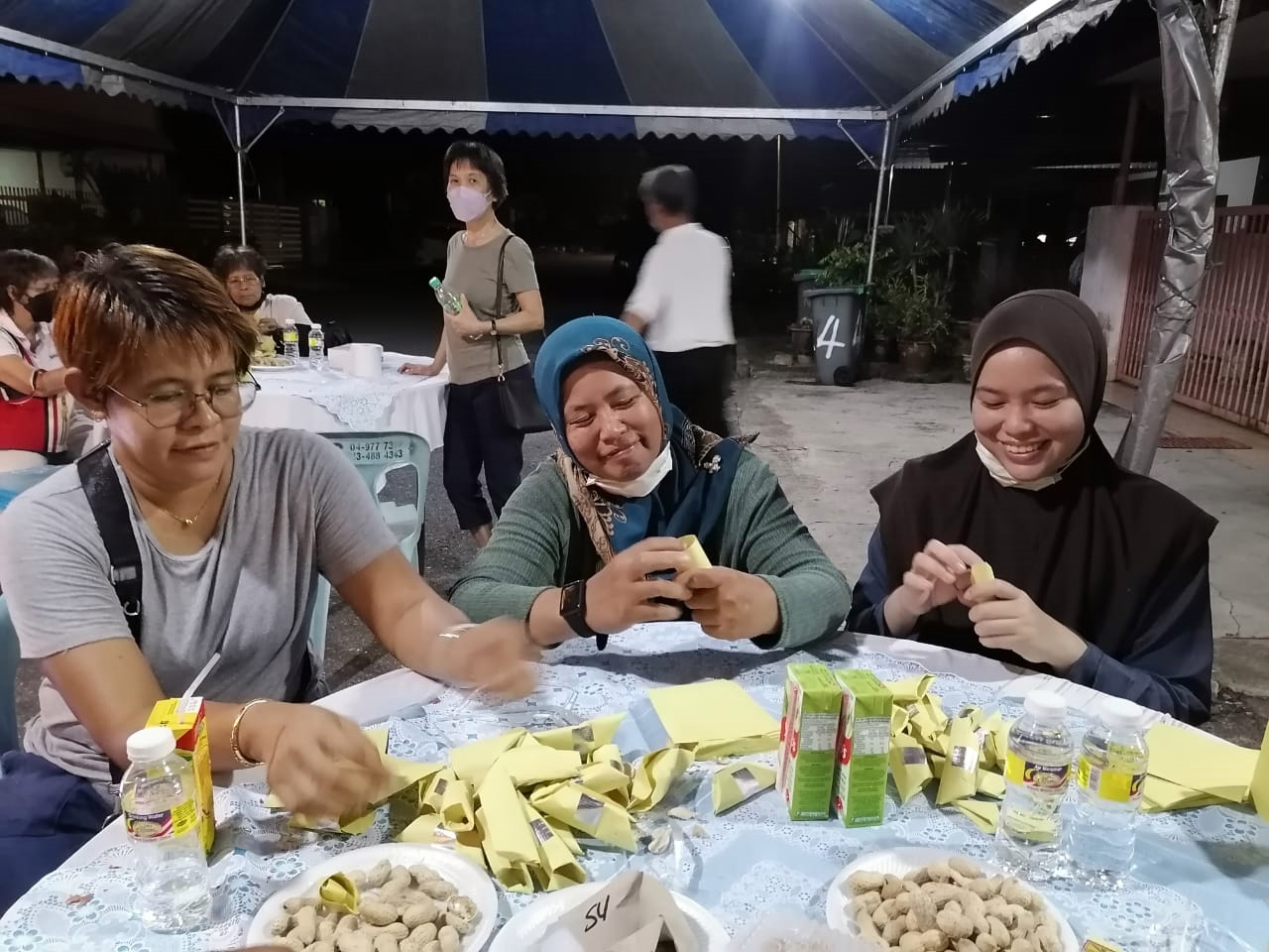 兄弟姐妹7人集齐五大宗教同一屋簷下