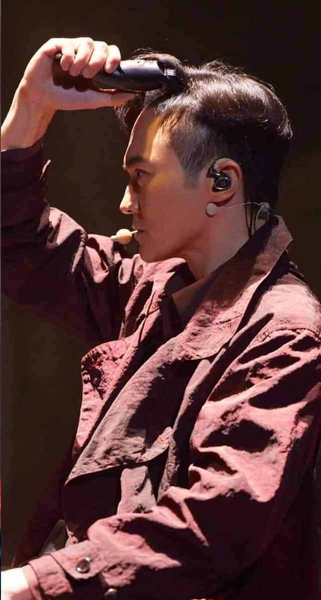 披荆斩棘2丨张智霖陈小春含泪剃头 网狠批过份煽情做作