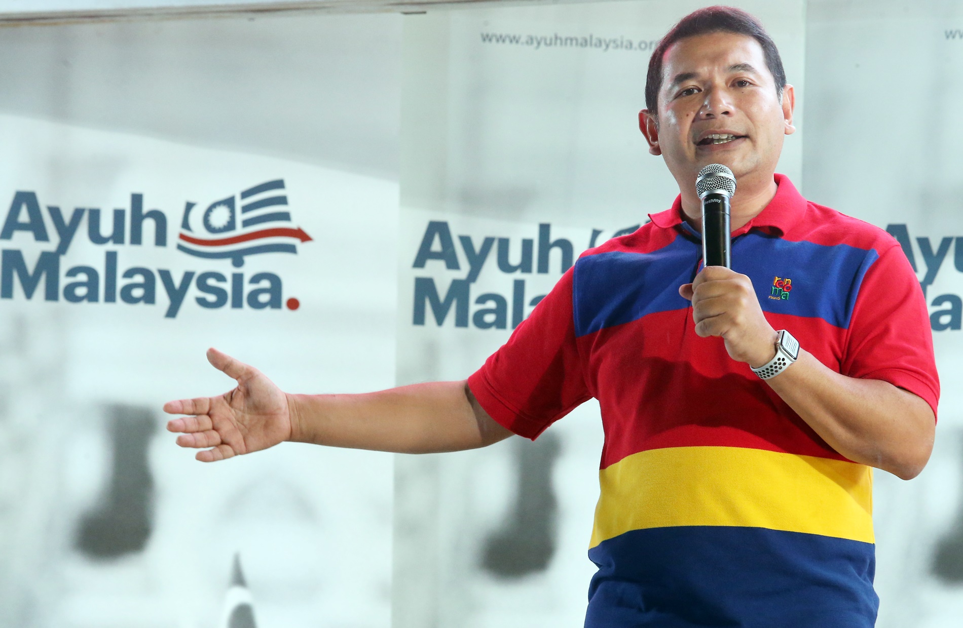 拉菲兹揭新的榴弹炮车颁布给巫统土团党及部长的家族和朋党