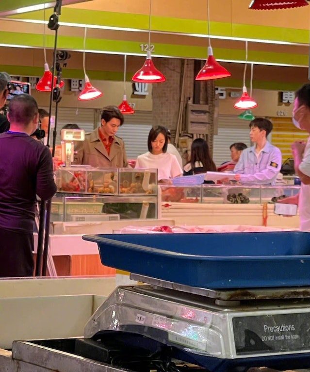 拍戏买海鲜剧组封菜市场 ​宋茜背锅挨批耍大牌