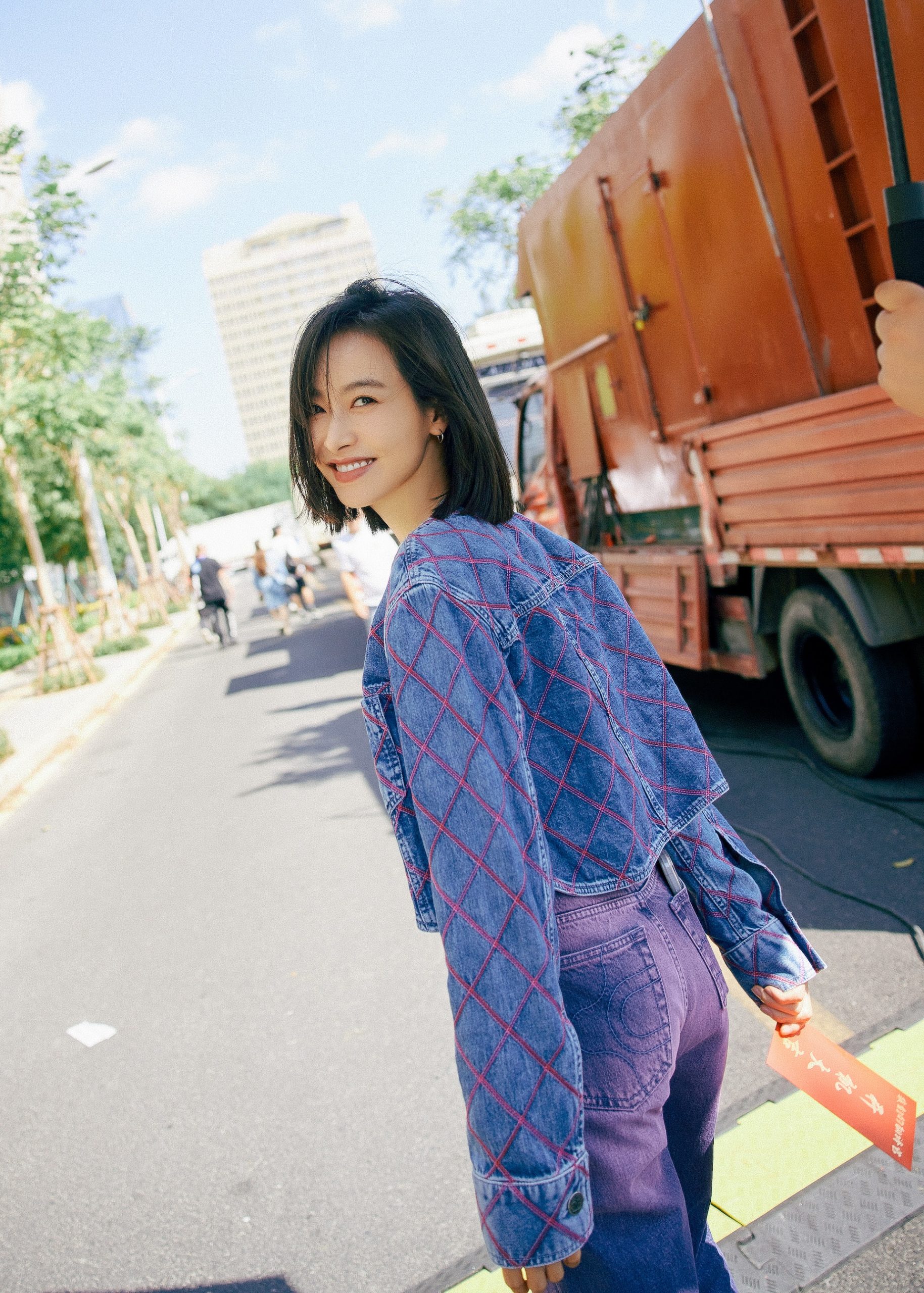 拍戏买海鲜剧组封菜市场 ​宋茜背锅挨批耍大牌