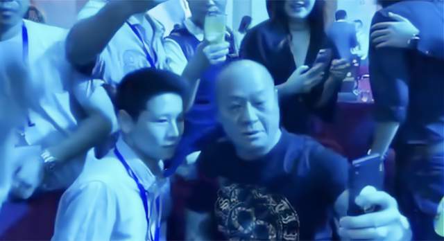 拒绝粉丝搭肩合照  吴志雄怒斥：一手打死你