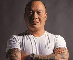 拒绝粉丝搭肩合照  吴志雄怒斥：一手打死你