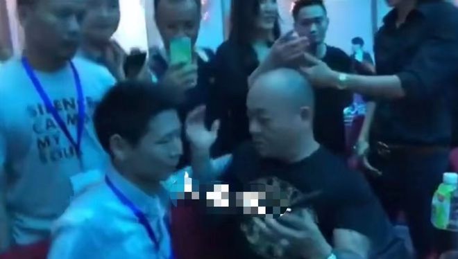 拒绝粉丝搭肩合照  吴志雄怒斥：一手打死你