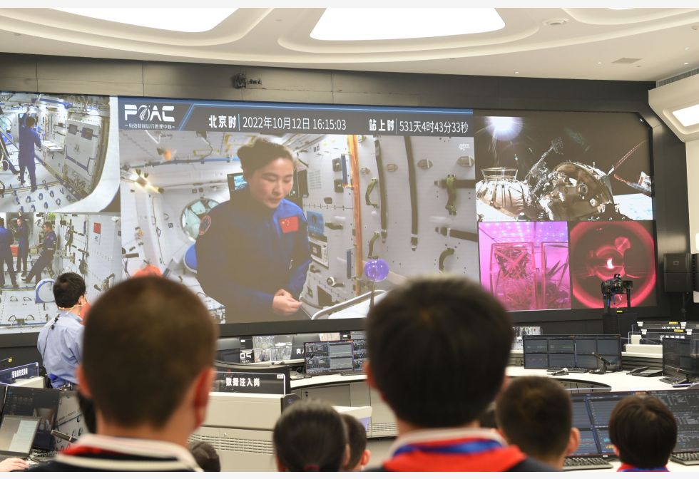 拚图两图)“天宫课堂”第三课 首次在问天实验舱内授课 演示太空站种水稻拟南芥