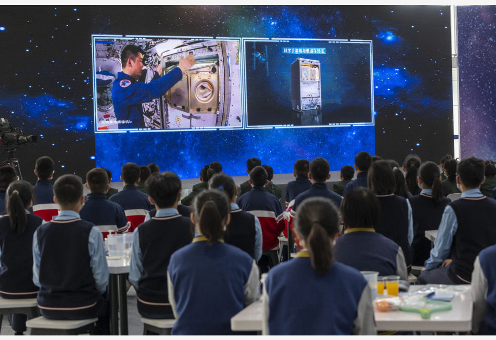 拚图两图)“天宫课堂”第三课 首次在问天实验舱内授课 演示太空站种水稻拟南芥