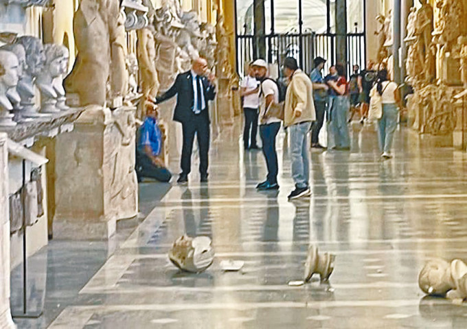 拚图)教宗拒见 美游客毁2000年雕像