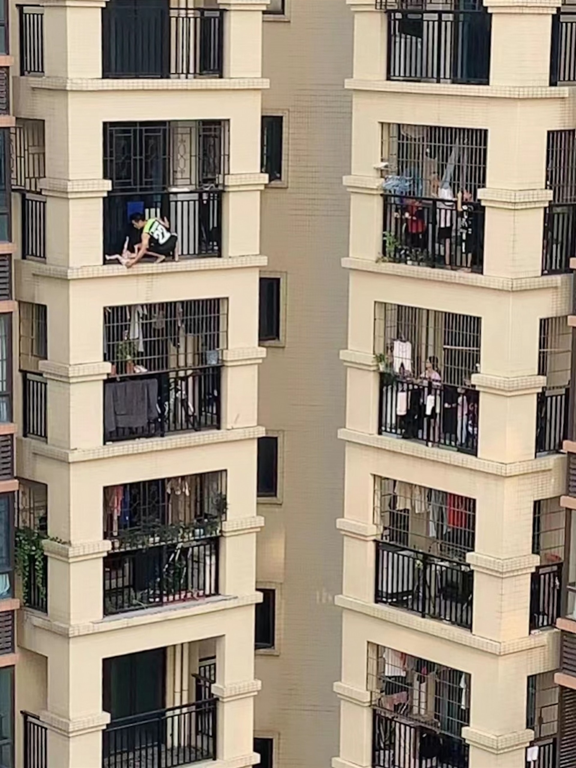 拚盘/女童头卡栏杆极危险 邻居零装备徒手爬8楼外墙勇救:其实我畏高