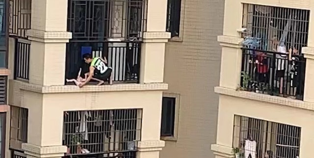 拚盘/女童头卡栏杆极危险 邻居零装备徒手爬8楼外墙勇救:其实我畏高