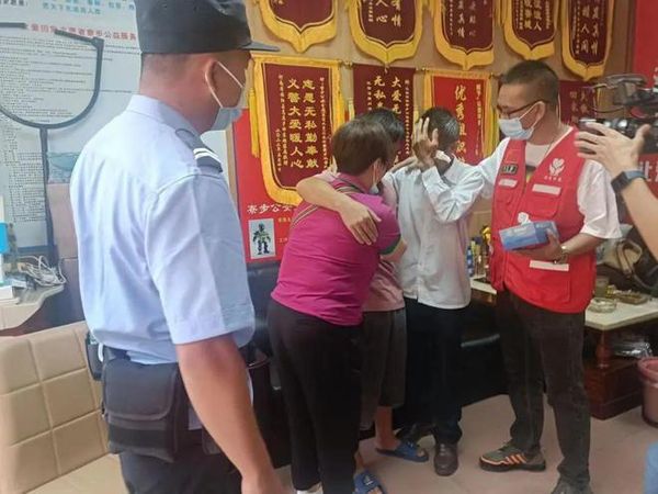 拚盘/沉迷游戏在外流浪20年靠捡破烂维生 他曾是家乡农村里第一位大学生