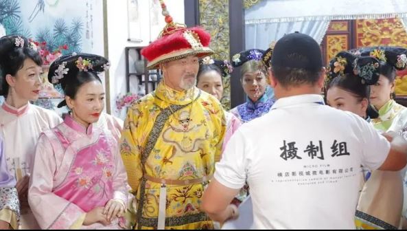 拼盘 16位退休阿姨圆“娘娘”梦 横店翻拍《甄嬛传》爆红获逾百万观看