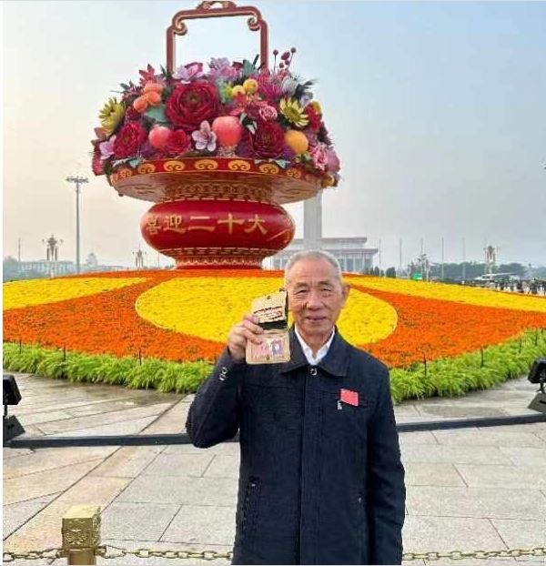 拼盘 不是啃老 孙女辞职陪爷爷 要完成100个心愿