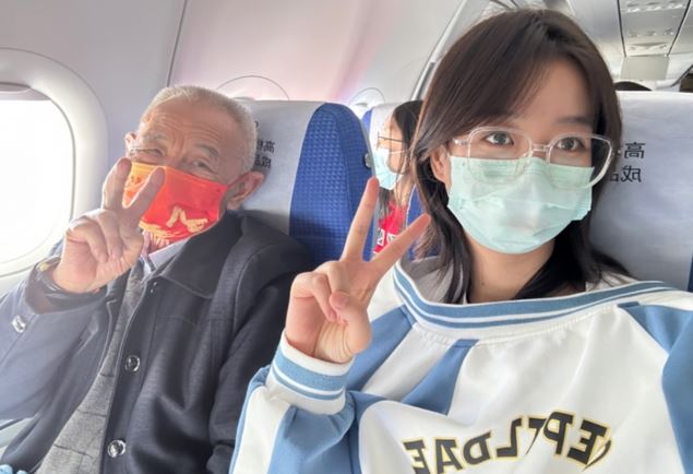 拼盘 不是啃老 孙女辞职陪爷爷 要完成100个心愿