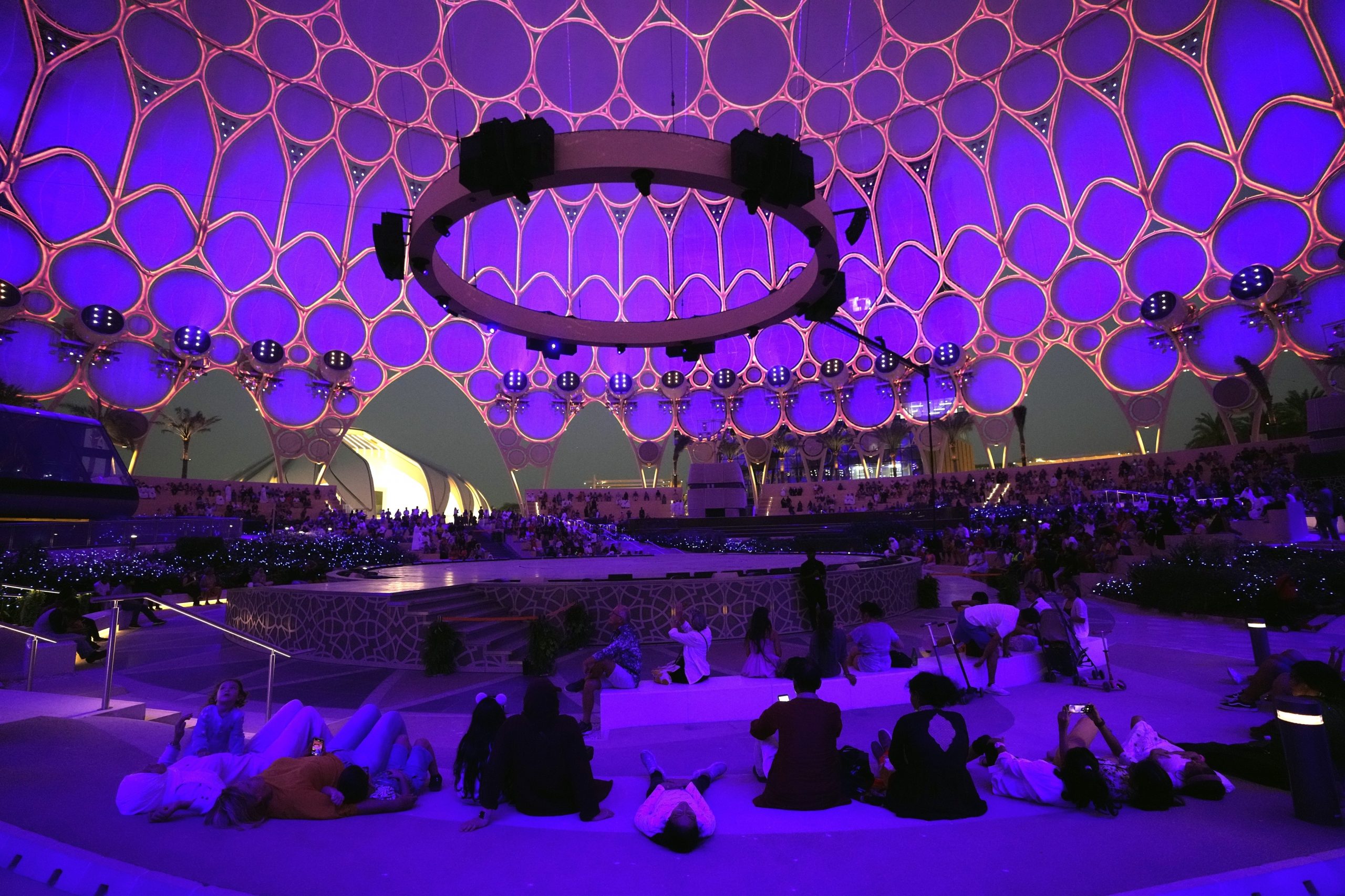 拼盘  阿联酋最新科技尝试  在元宇宙启动虚拟总部