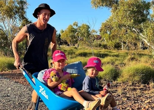 拼盘/单亲爸带两女儿 手推车跑500公里筹善款