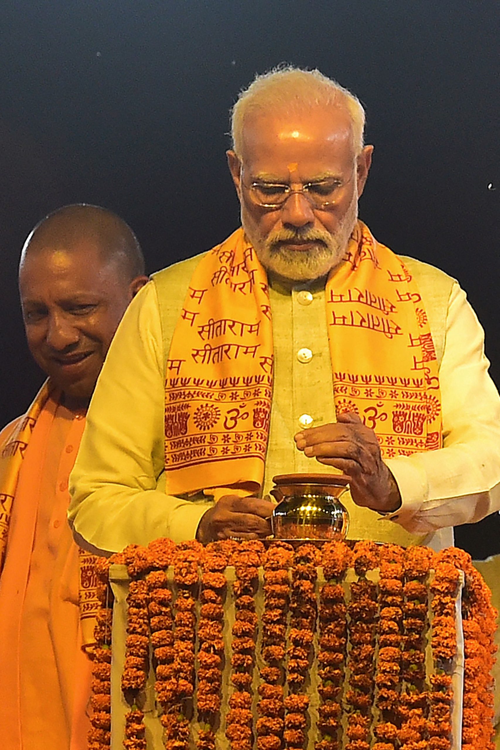 拼盘/印度圣城迎屠妖节 157万盏油灯创世界纪录