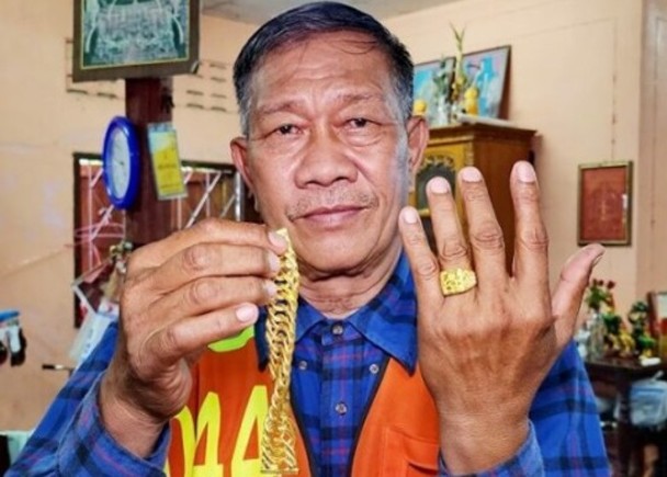 拼盘/摩托车司机储5年私房钱 买金饰送妻爆红