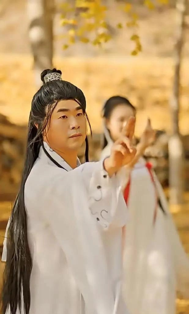 拼盘/文旅局长出演景区宣传片 被笑辣眼“体宽不洒脱”