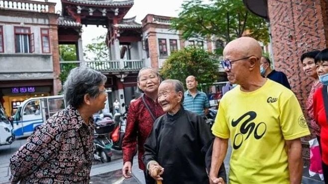 拼盘/泉州110岁母亲和88岁儿子拉手逛街竟变明星 游客:追的是寿星