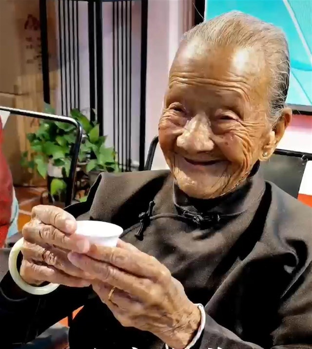拼盘/泉州110岁母亲和88岁儿子拉手逛街竟变明星 游客:追的是寿星