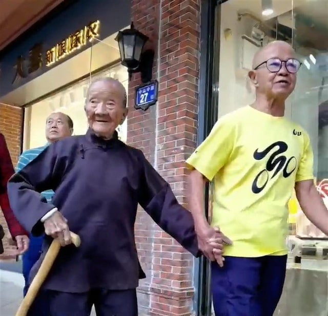 拼盘/泉州110岁母亲和88岁儿子拉手逛街竟变明星 游客:追的是寿星