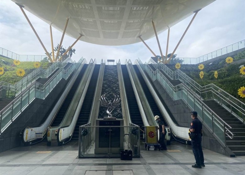 拼盘/疫情不敢握扶手 长者乘电梯跌倒受伤