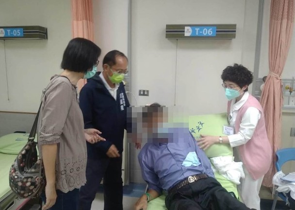 拼盘/疫情不敢握扶手 长者乘电梯跌倒受伤