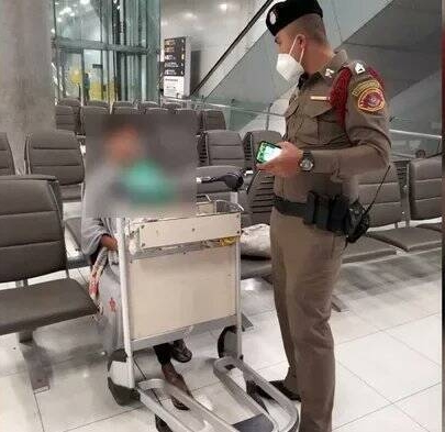 拼盘/等妈妈来接我!妙龄女住机场逾2月 靠乞讨维生