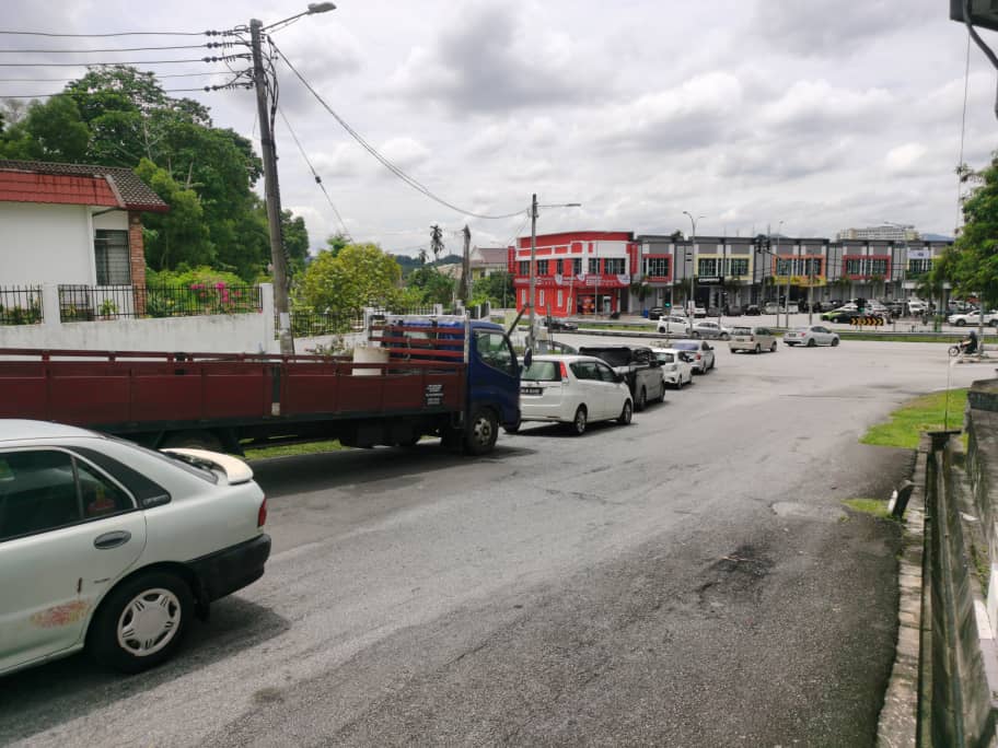 新华小学前路段 绿灯仅5秒塞到爆